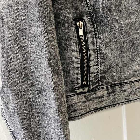 Black Acid Washed H&M Divided Women’s Size 4 Jean Jacket Zippers - Picture 2 of 11